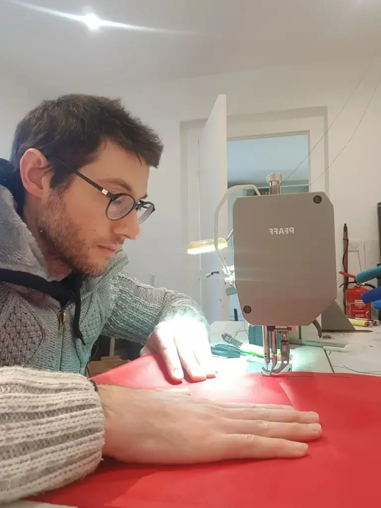 Ludovic Baudon à la machine à coudre, dans l'atelier SLB Sellerie